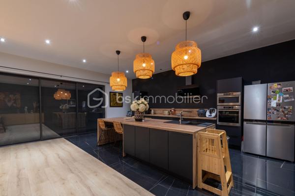 De l’espace pour recevoir, un patio pour s’isoler, une piscine pour profiter des beaux jours… À proximité immédiate du centre-ville de Roanne, cette maison de ville à l’esprit loft conjugue volumes remarquables et douceur de vivre, au calme, en retrait des axes passants.

Réhabilitée en 2021, elle développe environ une surface habitable de 224 m² habitables (surface carrez : 199 m²), sur un terrain clos et arboré de 746 m². Poutres apparentes, belles hauteurs sous plafond et larges ouvertures soulignent le caractère des lieux.

Au cœur de la maison, une pièce de vie d’environ 110 m² réunit cuisine équipée avec îlot central, espace repas et vaste salon. 

Ouverte sur le jardin et la piscine d’un côté, sur le patio intérieur de l’autre, elle invite à vivre autant dedans que dehors.

Le rez-de-chaussée accueille deux chambres donnant sur le patio, dont une suite parentale avec dressing et salle d’eau, ainsi qu’une buanderie et un WC indépendant.

À l’étage, une chambre, une salle de bains avec WC et une seconde pièce disposant d’un point d’eau et d’un WC permettent d’adapter les espaces à vos besoins : quatrième chambre, bureau ou salle de jeux.

À l’extérieur, terrasse, jardin et piscine au sel de 7 × 4 m composent un cadre idéal pour les repas d’été et les moments en famille. Un double carport avec espace de stockage à l’étage complète l’ensemble.

Classée A au DPE, la maison bénéficie d’une pompe à chaleur air/eau, d’un chauffage au sol, de menuiseries à double vitrage renforcé et d’un portail motorisé.

À proximité des écoles, des commerces et de la gare, une maison pour ceux qui souhaitent profiter de la ville tout en conservant de l’espace et un véritable extérieur.
