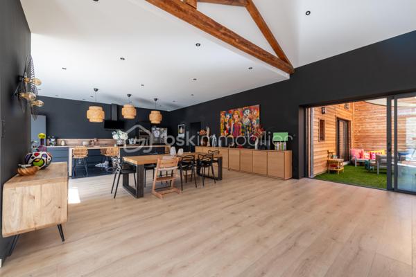 De l’espace pour recevoir, un patio pour s’isoler, une piscine pour profiter des beaux jours… À proximité immédiate du centre-ville de Roanne, cette maison de ville à l’esprit loft conjugue volumes remarquables et douceur de vivre, au calme, en retrait des axes passants.

Réhabilitée en 2021, elle développe environ une surface habitable de 224 m² habitables (surface carrez : 199 m²), sur un terrain clos et arboré de 746 m². Poutres apparentes, belles hauteurs sous plafond et larges ouvertures soulignent le caractère des lieux.

Au cœur de la maison, une pièce de vie d’environ 110 m² réunit cuisine équipée avec îlot central, espace repas et vaste salon. 

Ouverte sur le jardin et la piscine d’un côté, sur le patio intérieur de l’autre, elle invite à vivre autant dedans que dehors.

Le rez-de-chaussée accueille deux chambres donnant sur le patio, dont une suite parentale avec dressing et salle d’eau, ainsi qu’une buanderie et un WC indépendant.

À l’étage, une chambre, une salle de bains avec WC et une seconde pièce disposant d’un point d’eau et d’un WC permettent d’adapter les espaces à vos besoins : quatrième chambre, bureau ou salle de jeux.

À l’extérieur, terrasse, jardin et piscine au sel de 7 × 4 m composent un cadre idéal pour les repas d’été et les moments en famille. Un double carport avec espace de stockage à l’étage complète l’ensemble.

Classée A au DPE, la maison bénéficie d’une pompe à chaleur air/eau, d’un chauffage au sol, de menuiseries à double vitrage renforcé et d’un portail motorisé.

À proximité des écoles, des commerces et de la gare, une maison pour ceux qui souhaitent profiter de la ville tout en conservant de l’espace et un véritable extérieur.