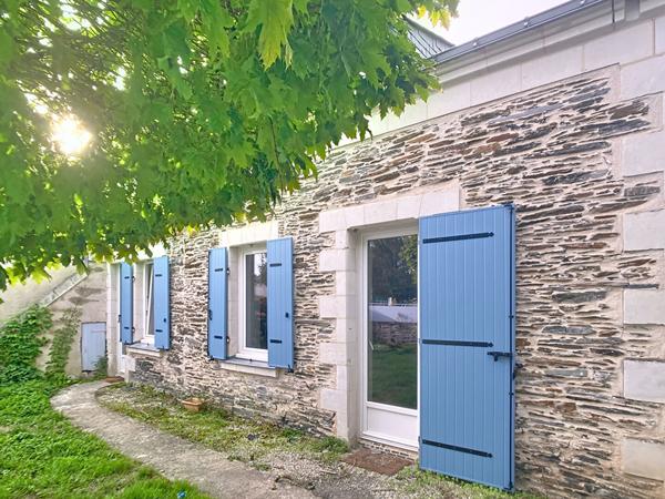 A vendre , maison ancienne en plein centre ville d'Avrille avec une parcelle de plus de 400m², 3 chambres,poêle à granulés tomettes, poutres, jardin et garage.A 200m des commerces et du tramway.