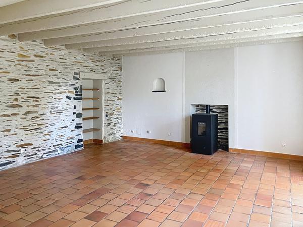 A vendre , maison ancienne en plein centre ville d'Avrille avec une parcelle de plus de 400m², 3 chambres,poêle à granulés tomettes, poutres, jardin et garage.A 200m des commerces et du tramway.