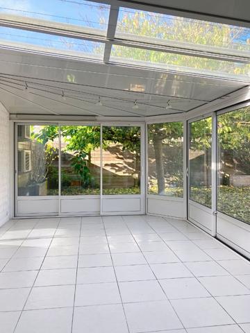 A vendre , maison ancienne en plein centre ville d'Avrille avec une parcelle de plus de 400m², 3 chambres,poêle à granulés tomettes, poutres, jardin et garage.A 200m des commerces et du tramway.