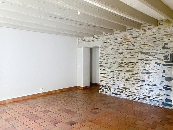 A vendre , maison ancienne en plein centre ville d'Avrille avec une parcelle de plus de 400m², 3 chambres,poêle à granulés tomettes, poutres, jardin et garage.A 200m des commerces et du tramway.