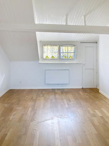 A vendre , maison ancienne en plein centre ville d'Avrille avec une parcelle de plus de 400m², 3 chambres,poêle à granulés tomettes, poutres, jardin et garage.A 200m des commerces et du tramway.