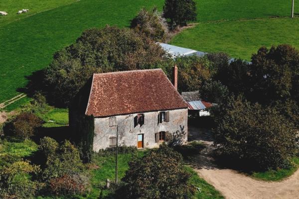 Propriete à vendre 10 pièces proche de LA CHATRE (36) Ancienne seigneurie de 160 m² avec dépendances