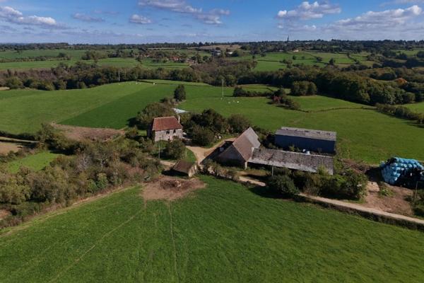 Propriete à vendre 10 pièces proche de LA CHATRE (36) Ancienne seigneurie de 160 m² avec dépendances