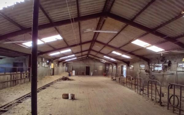 Propriete à vendre 10 pièces proche de LA CHATRE (36) Ancienne seigneurie de 160 m² avec dépendances