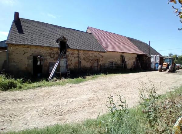 Propriete à vendre 10 pièces proche de LA CHATRE (36) Ancienne seigneurie de 160 m² avec dépendances