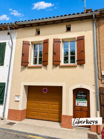 Maison de ville avec garage.