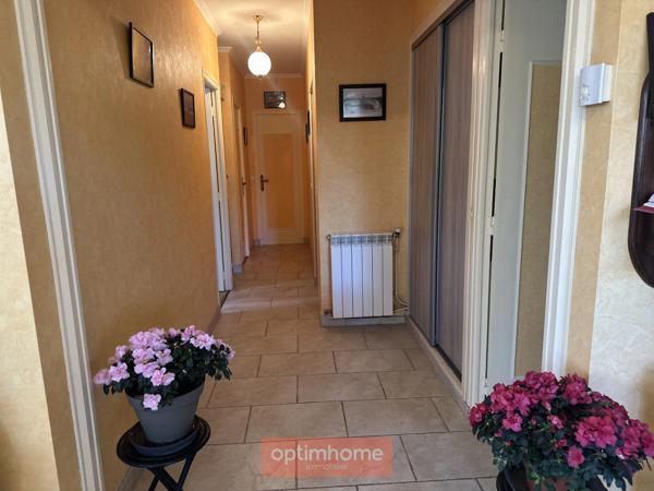 Villa T4 avec piscine couverte, jardin clos autour pour environ 1800 M2