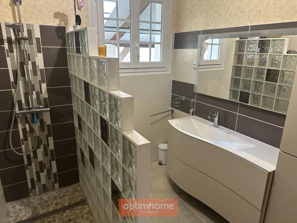 Villa T4 avec piscine couverte, jardin clos autour pour environ 1800 M2