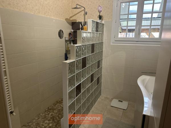 Villa T4 avec piscine couverte, jardin clos autour pour environ 1800 M2