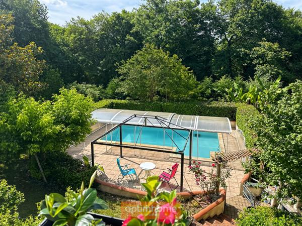 Villa T4 avec piscine couverte, jardin clos autour pour environ 1800 M2