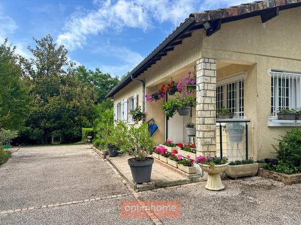 Villa T4 avec piscine couverte, jardin clos autour pour environ 1800 M2