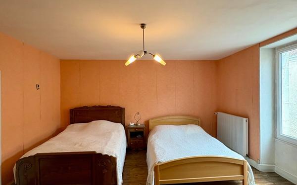 Maison à vendre    6 pièces •  Lathus-Saint-Rémy