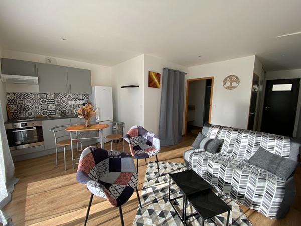 A LOUER - Studio avec terrasse toutes charges comprises à ST MEEN LE GRAND