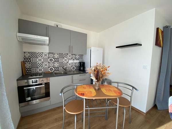 A LOUER - Studio avec terrasse toutes charges comprises à ST MEEN LE GRAND