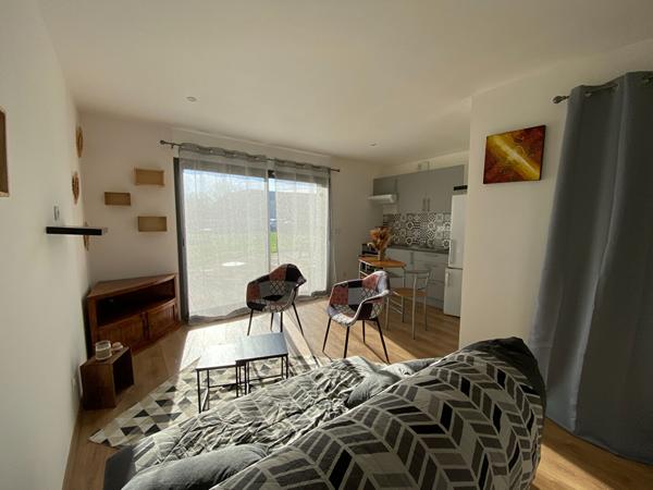 A LOUER - Studio avec terrasse toutes charges comprises à ST MEEN LE GRAND