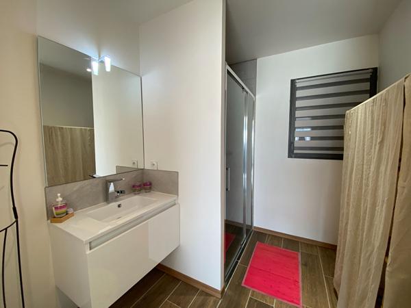 A LOUER - Studio avec terrasse toutes charges comprises à ST MEEN LE GRAND