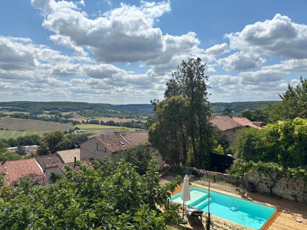 Maison de village de caractère avec jardin, piscine et vue panoramique à Penne-d'Agenais
