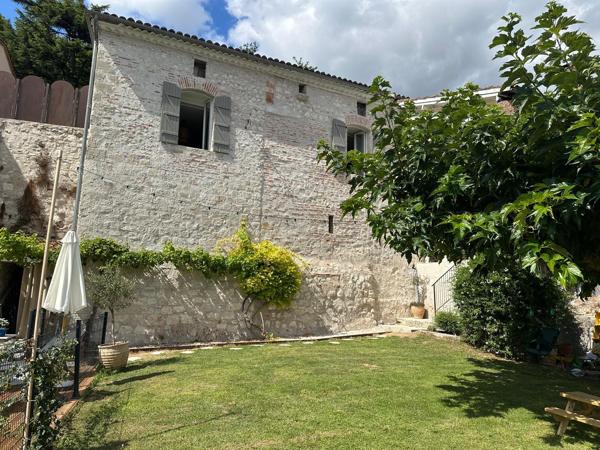 Maison de village de caractère avec jardin, piscine et vue panoramique à Penne-d'Agenais