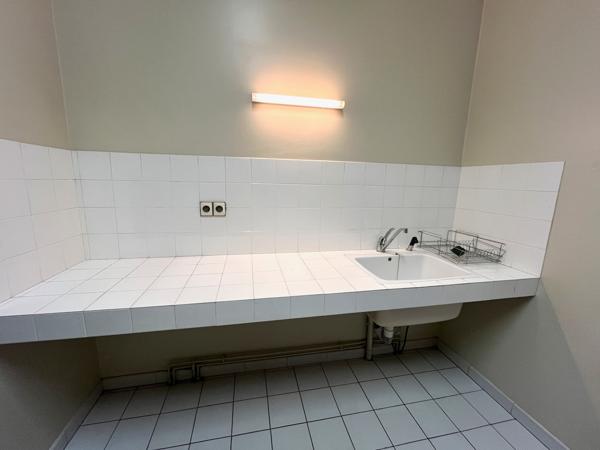 Villeneuve sur Lot, local de 12,34 m2 à louer en voie sortante, direction Leclerc. Parking à proximité, pharmacie. Ensemble de plusieurs cabinets avec vocation médicale ou paramédicale mais toute activité calme sera étudiée. Mise à disposition d'une salle , Villeneuve sur lot