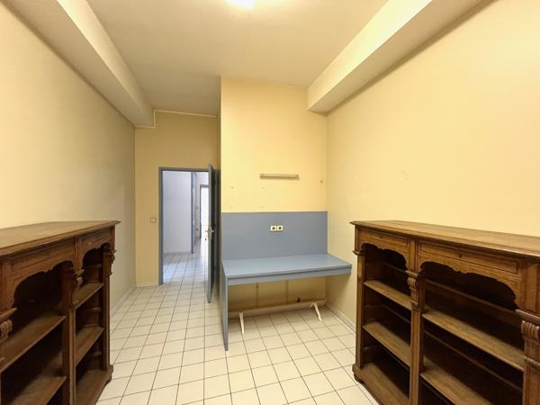 Villeneuve sur Lot, local de 12,34 m2 à louer en voie sortante, direction Leclerc. Parking à proximité, pharmacie. Ensemble de plusieurs cabinets avec vocation médicale ou paramédicale mais toute activité calme sera étudiée. Mise à disposition d'une salle , Villeneuve sur lot