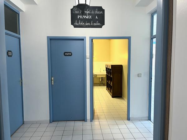 Villeneuve sur Lot, local de 12,34 m2 à louer en voie sortante, direction Leclerc. Parking à proximité, pharmacie. Ensemble de plusieurs cabinets avec vocation médicale ou paramédicale mais toute activité calme sera étudiée. Mise à disposition d'une salle , Villeneuve sur lot