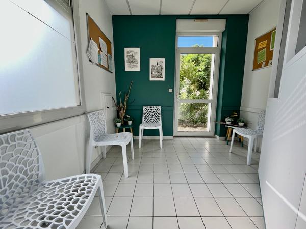 Villeneuve sur Lot, local de 12,34 m2 à louer en voie sortante, direction Leclerc. Parking à proximité, pharmacie. Ensemble de plusieurs cabinets avec vocation médicale ou paramédicale mais toute activité calme sera étudiée. Mise à disposition d'une salle , Villeneuve sur lot