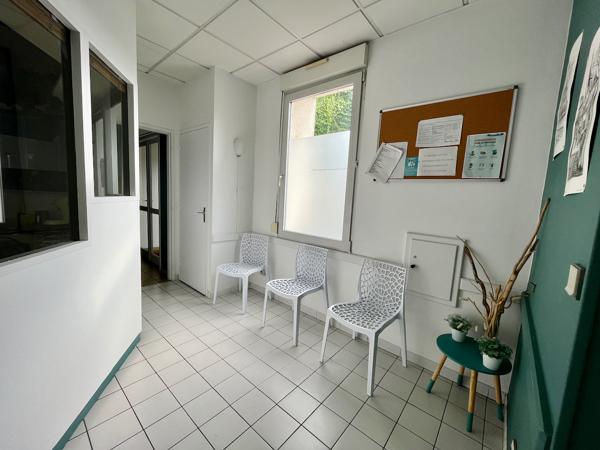 Villeneuve sur Lot, local de 12,34 m2 à louer en voie sortante, direction Leclerc. Parking à proximité, pharmacie. Ensemble de plusieurs cabinets avec vocation médicale ou paramédicale mais toute activité calme sera étudiée. Mise à disposition d'une salle , Villeneuve sur lot
