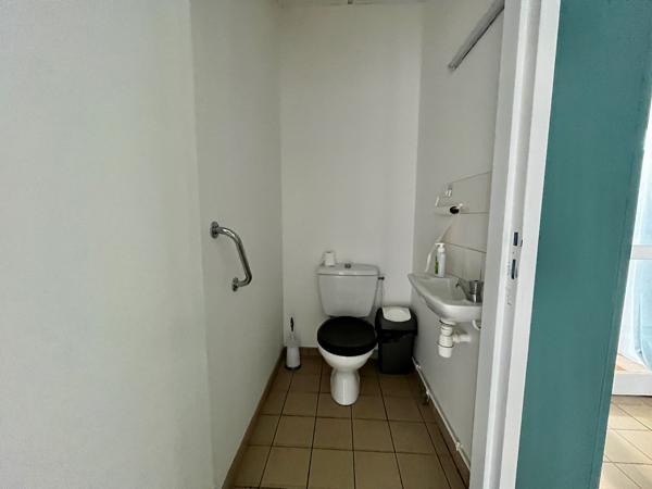 Villeneuve sur Lot, local de 12,34 m2 à louer en voie sortante, direction Leclerc. Parking à proximité, pharmacie. Ensemble de plusieurs cabinets avec vocation médicale ou paramédicale mais toute activité calme sera étudiée. Mise à disposition d'une salle , Villeneuve sur lot