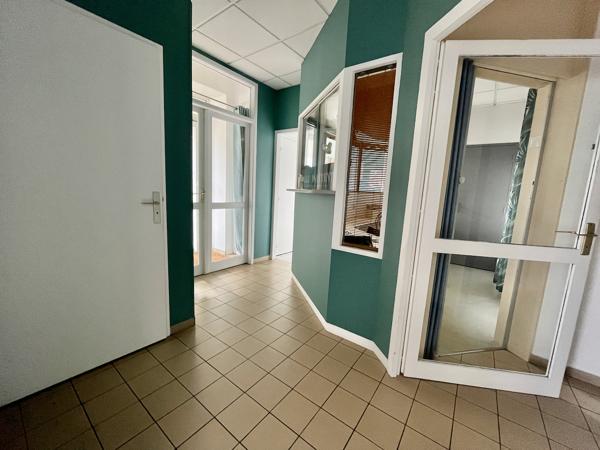 Villeneuve sur Lot, local de 12,34 m2 à louer en voie sortante, direction Leclerc. Parking à proximité, pharmacie. Ensemble de plusieurs cabinets avec vocation médicale ou paramédicale mais toute activité calme sera étudiée. Mise à disposition d'une salle , Villeneuve sur lot