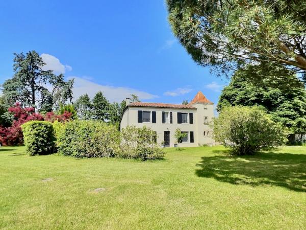 VILLENEUVE-SUR-LOT, PROPRIÉTÉ DE CARACTÈRE AVEC PARC DE PLUS DE 5 600 m² ET PISCINE ! Rare en centre-ville, cette magnifique propriété de caractère d'environ 212 m² habitables vous séduira par son authenticité, ses volumes généreux et son environnement e , Villeneuve sur lot