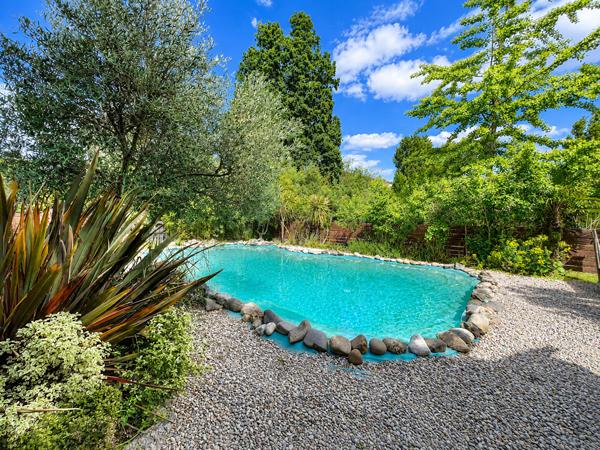 VILLENEUVE-SUR-LOT, PROPRIÉTÉ DE CARACTÈRE AVEC PARC DE PLUS DE 5 600 m² ET PISCINE ! Rare en centre-ville, cette magnifique propriété de caractère d'environ 212 m² habitables vous séduira par son authenticité, ses volumes généreux et son environnement e , Villeneuve sur lot