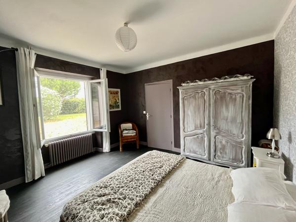 VILLENEUVE-SUR-LOT, PROPRIÉTÉ DE CARACTÈRE AVEC PARC DE PLUS DE 5 600 m² ET PISCINE ! Rare en centre-ville, cette magnifique propriété de caractère d'environ 212 m² habitables vous séduira par son authenticité, ses volumes généreux et son environnement e , Villeneuve sur lot