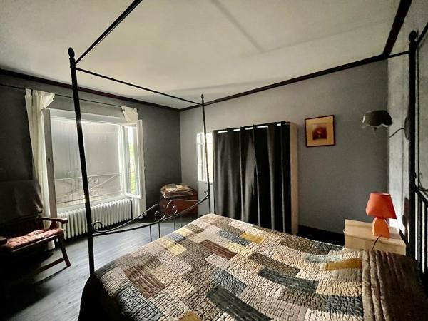 VILLENEUVE-SUR-LOT, PROPRIÉTÉ DE CARACTÈRE AVEC PARC DE PLUS DE 5 600 m² ET PISCINE ! Rare en centre-ville, cette magnifique propriété de caractère d'environ 212 m² habitables vous séduira par son authenticité, ses volumes généreux et son environnement e , Villeneuve sur lot