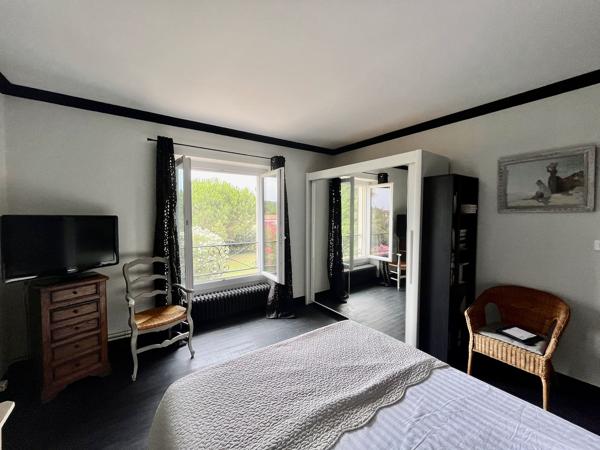 VILLENEUVE-SUR-LOT, PROPRIÉTÉ DE CARACTÈRE AVEC PARC DE PLUS DE 5 600 m² ET PISCINE ! Rare en centre-ville, cette magnifique propriété de caractère d'environ 212 m² habitables vous séduira par son authenticité, ses volumes généreux et son environnement e , Villeneuve sur lot