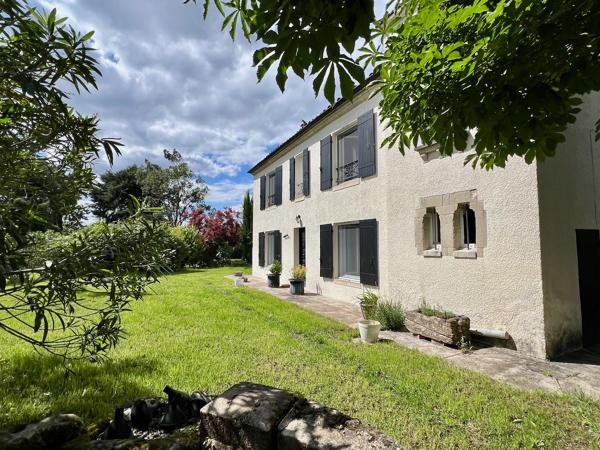 VILLENEUVE-SUR-LOT, PROPRIÉTÉ DE CARACTÈRE AVEC PARC DE PLUS DE 5 600 m² ET PISCINE ! Rare en centre-ville, cette magnifique propriété de caractère d'environ 212 m² habitables vous séduira par son authenticité, ses volumes généreux et son environnement e , Villeneuve sur lot