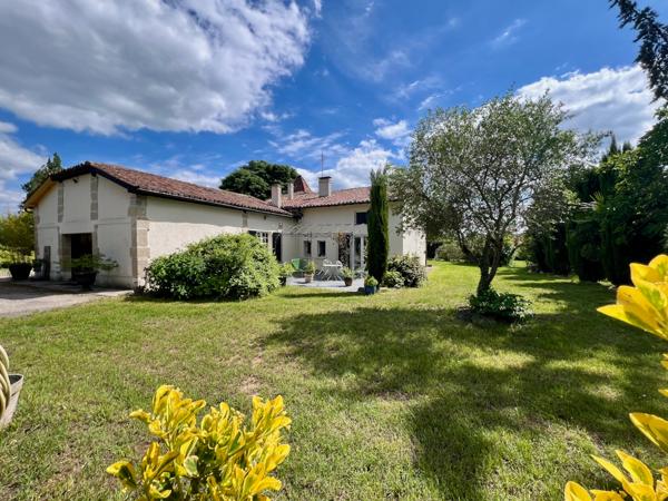 VILLENEUVE-SUR-LOT, PROPRIÉTÉ DE CARACTÈRE AVEC PARC DE PLUS DE 5 600 m² ET PISCINE ! Rare en centre-ville, cette magnifique propriété de caractère d'environ 212 m² habitables vous séduira par son authenticité, ses volumes généreux et son environnement e , Villeneuve sur lot