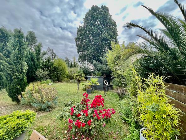 VILLENEUVE-SUR-LOT, PROPRIÉTÉ DE CARACTÈRE AVEC PARC DE PLUS DE 5 600 m² ET PISCINE ! Rare en centre-ville, cette magnifique propriété de caractère d'environ 212 m² habitables vous séduira par son authenticité, ses volumes généreux et son environnement e , Villeneuve sur lot