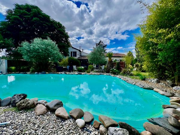 VILLENEUVE-SUR-LOT, PROPRIÉTÉ DE CARACTÈRE AVEC PARC DE PLUS DE 5 600 m² ET PISCINE ! Rare en centre-ville, cette magnifique propriété de caractère d'environ 212 m² habitables vous séduira par son authenticité, ses volumes généreux et son environnement e , Villeneuve sur lot
