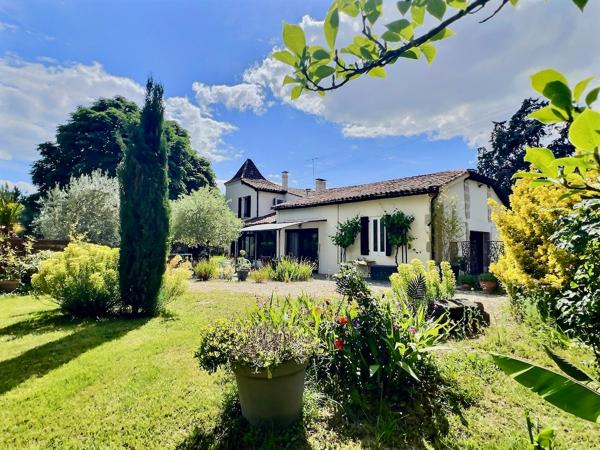 VILLENEUVE-SUR-LOT, PROPRIÉTÉ DE CARACTÈRE AVEC PARC DE PLUS DE 5 600 m² ET PISCINE ! Rare en centre-ville, cette magnifique propriété de caractère d'environ 212 m² habitables vous séduira par son authenticité, ses volumes généreux et son environnement e , Villeneuve sur lot