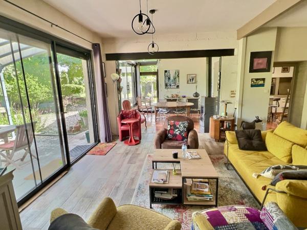 VILLENEUVE-SUR-LOT, PROPRIÉTÉ DE CARACTÈRE AVEC PARC DE PLUS DE 5 600 m² ET PISCINE ! Rare en centre-ville, cette magnifique propriété de caractère d'environ 212 m² habitables vous séduira par son authenticité, ses volumes généreux et son environnement e , Villeneuve sur lot