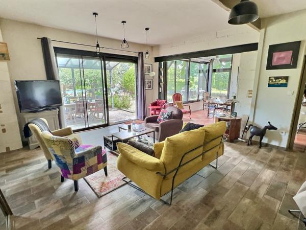 VILLENEUVE-SUR-LOT, PROPRIÉTÉ DE CARACTÈRE AVEC PARC DE PLUS DE 5 600 m² ET PISCINE ! Rare en centre-ville, cette magnifique propriété de caractère d'environ 212 m² habitables vous séduira par son authenticité, ses volumes généreux et son environnement e , Villeneuve sur lot