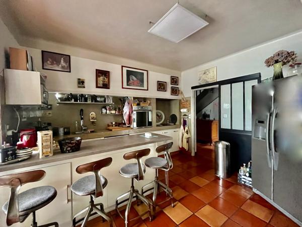 VILLENEUVE-SUR-LOT, PROPRIÉTÉ DE CARACTÈRE AVEC PARC DE PLUS DE 5 600 m² ET PISCINE ! Rare en centre-ville, cette magnifique propriété de caractère d'environ 212 m² habitables vous séduira par son authenticité, ses volumes généreux et son environnement e , Villeneuve sur lot