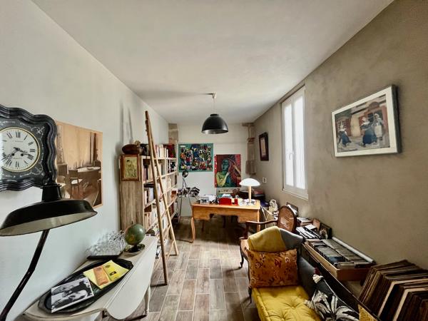 VILLENEUVE-SUR-LOT, PROPRIÉTÉ DE CARACTÈRE AVEC PARC DE PLUS DE 5 600 m² ET PISCINE ! Rare en centre-ville, cette magnifique propriété de caractère d'environ 212 m² habitables vous séduira par son authenticité, ses volumes généreux et son environnement e , Villeneuve sur lot