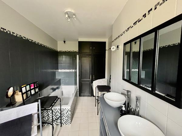 VILLENEUVE-SUR-LOT, PROPRIÉTÉ DE CARACTÈRE AVEC PARC DE PLUS DE 5 600 m² ET PISCINE ! Rare en centre-ville, cette magnifique propriété de caractère d'environ 212 m² habitables vous séduira par son authenticité, ses volumes généreux et son environnement e , Villeneuve sur lot
