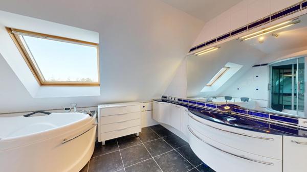 Maison contemporaine avec piscine – volumes, confort et prestations premium