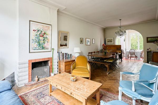Maison de caractère, jardin et garage proche tramway.