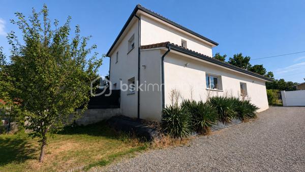 À Rouffiac-Tolosan, découvrez cette maison individuelle construite en 2017, offrant 103 m² habitables sur une parcelle de 648 m².

Au rez-de-chaussée, la maison s'articule autour d'une agréable pièce de vie avec séjour et salle à manger, agrémentée d'un poêle qui apporte une atmosphère chaleureuse à l'ensemble.
La cuisine ouverte prolonge naturellement cet espace convivial et bénéficie d'un accès direct à la buanderie, elle-même reliée au garage : un agencement particulièrement pratique au quotidien.

À l'étage, entièrement dédié à l'espace nuit, vous trouverez trois chambres, dont une disposant de sa propre salle d'eau, ainsi qu'une salle de bains indépendante.
Un WC à chaque niveau vient compléter l'ensemble.

À l'extérieur, vous profiterez d'un terrain de 648 m² entièrement clôturé et accessible par un portail. Le jardin, piscinable, offre encore de belles possibilités d'aménagement selon vos envies.

Construite en 2017, cette maison séduit par son agencement fonctionnel, la séparation des espaces jour et nuit, son garage et son extérieur.

Une maison familiale et agréable à vivre, à découvrir sur la commune recherchée de Rouffiac-Tolosan, aux portes de Toulouse.
Contactez-moi pour plus d’informations ou pour organiser une visite.