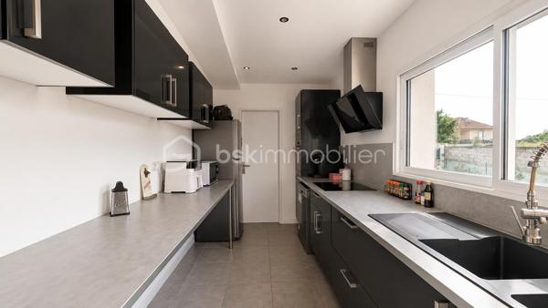 À Rouffiac-Tolosan, découvrez cette maison individuelle construite en 2017, offrant 103 m² habitables sur une parcelle de 648 m².

Au rez-de-chaussée, la maison s'articule autour d'une agréable pièce de vie avec séjour et salle à manger, agrémentée d'un poêle qui apporte une atmosphère chaleureuse à l'ensemble.
La cuisine ouverte prolonge naturellement cet espace convivial et bénéficie d'un accès direct à la buanderie, elle-même reliée au garage : un agencement particulièrement pratique au quotidien.

À l'étage, entièrement dédié à l'espace nuit, vous trouverez trois chambres, dont une disposant de sa propre salle d'eau, ainsi qu'une salle de bains indépendante.
Un WC à chaque niveau vient compléter l'ensemble.

À l'extérieur, vous profiterez d'un terrain de 648 m² entièrement clôturé et accessible par un portail. Le jardin, piscinable, offre encore de belles possibilités d'aménagement selon vos envies.

Construite en 2017, cette maison séduit par son agencement fonctionnel, la séparation des espaces jour et nuit, son garage et son extérieur.

Une maison familiale et agréable à vivre, à découvrir sur la commune recherchée de Rouffiac-Tolosan, aux portes de Toulouse.
Contactez-moi pour plus d’informations ou pour organiser une visite.